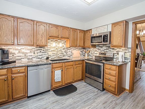 5th image of 22 Fairgreen Cir