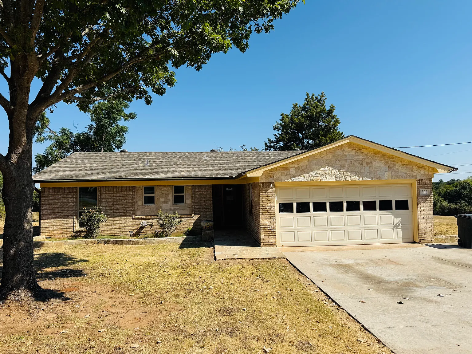 3 bed, 1214 sqft, $2,200 — Photo 1