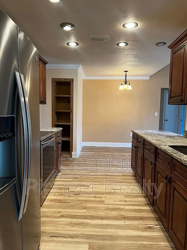 3 bed, 2.0 bath, 1727 sqft, $2,650 — Photo 4
