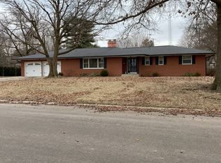 418 Crestwood Dr, Arthur, IL 61911