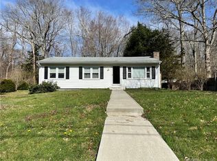 18 Center Dr, Ledyard, CT 06339