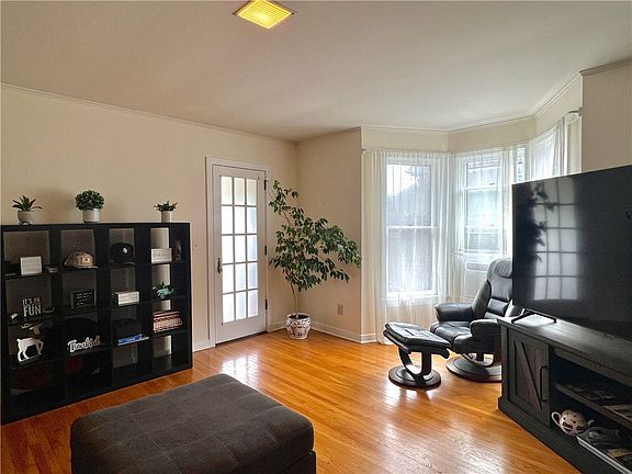 2nd image of 33 Elm St