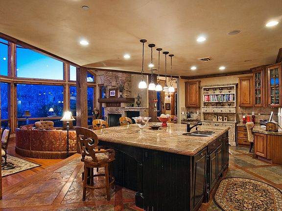 Kitchen and breakfast area