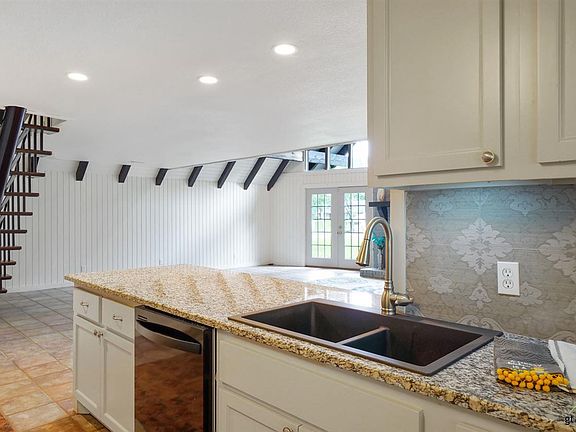 3rd image of 215 N Bay Dr
