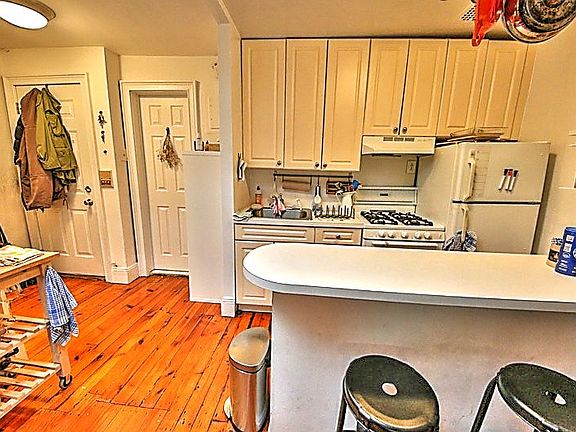 3rd image of 926 President St #5F