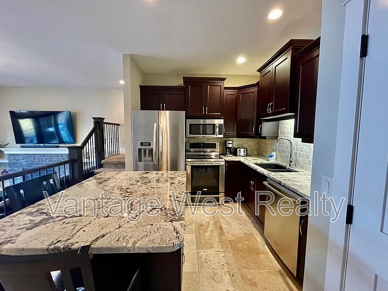 2 bed, 2.0 bath, 1400 sqft, $2,700 — Photo 2