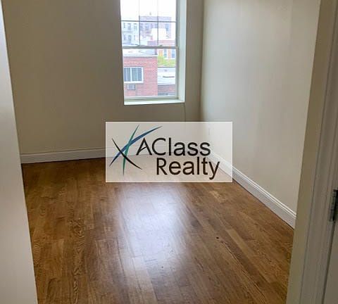4th image of 3117 Steinway St #3