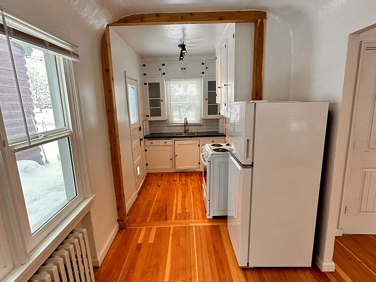 2445 Custer Ave — Photo 3