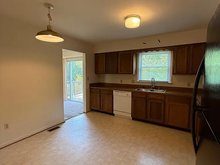 900 Dewberry Dr — Photo 8