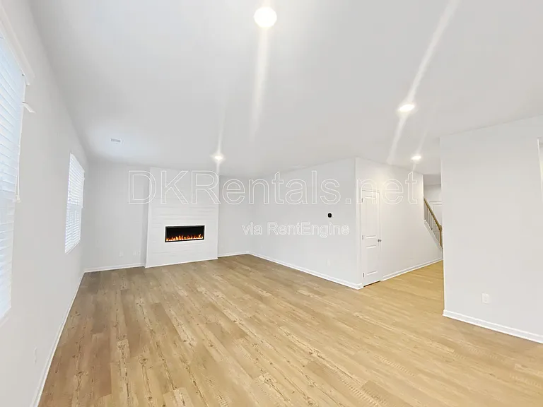 273 Summerwood Ln — Photo 2