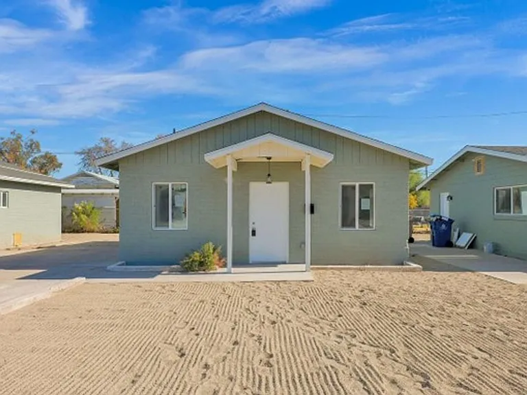 Newly Renovated 2 Bedroom, 1 Bath, with Stainless Appliances! — Photo 29