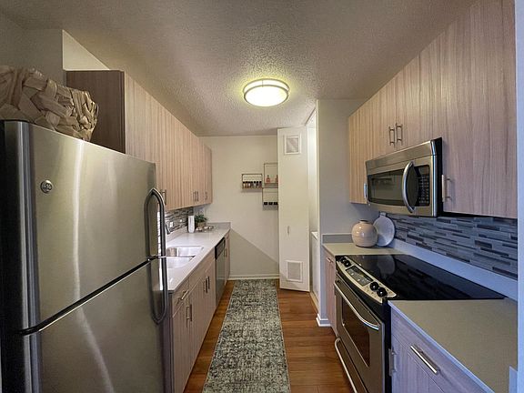 2nd image of 550 N Kingsbury St #1001