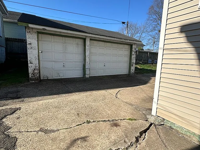 1652 Roosevelt Ave — Photo 12