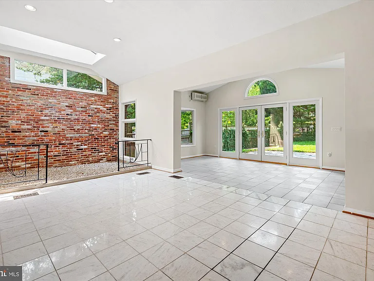 7504 Radnor Rd — Photo 10
