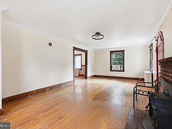 5th image of 146 W Barber Ave