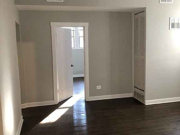 3rd image of 614 W Oakdale Ave