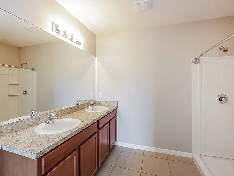 220 SE 2nd Pl — Photo 11