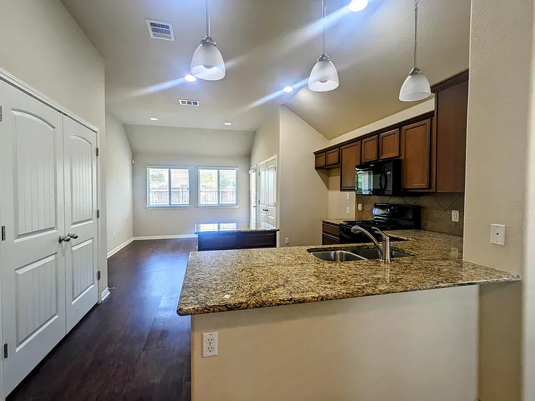 242 Rock Bluff Ln — Photo 8