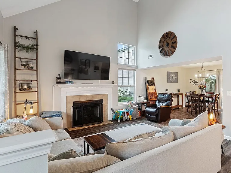 3397 Yorkshire Dr — Photo 4
