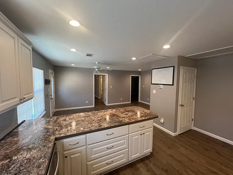 1009 E Moore Ave — Photo 5