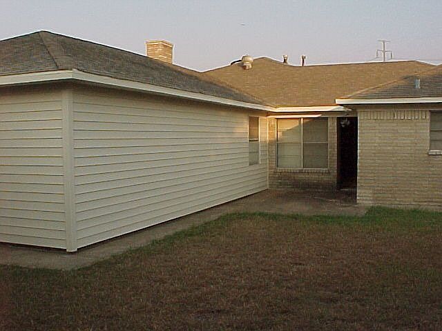 8' privacy fenced yard