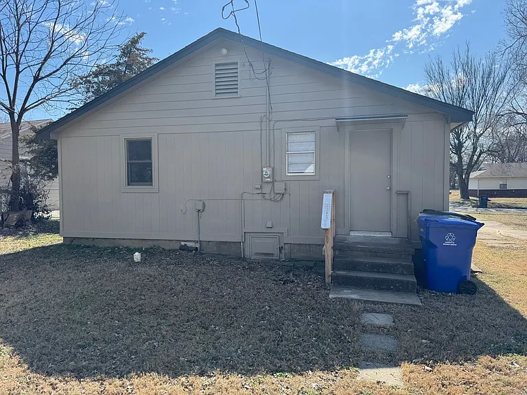 414 W College St — Photo 16