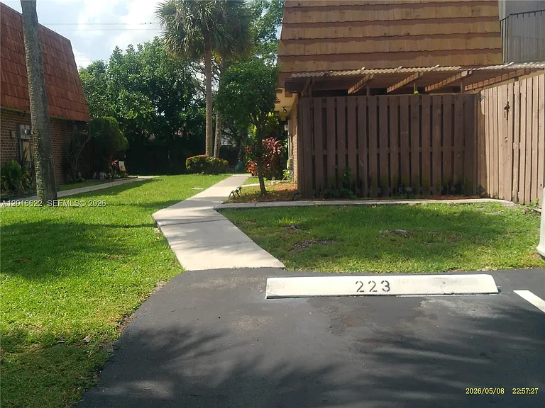 8172 S Coral Cir — Photo 2