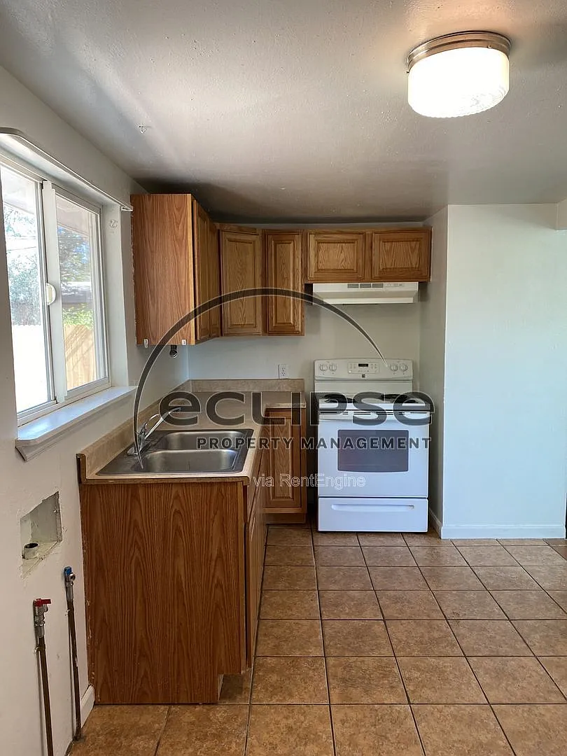 3 bed, 1.0 bath, 792 sqft, $1,200 — Photo 2
