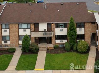 713 Cricket Ln, Woodbridge, NJ 07095