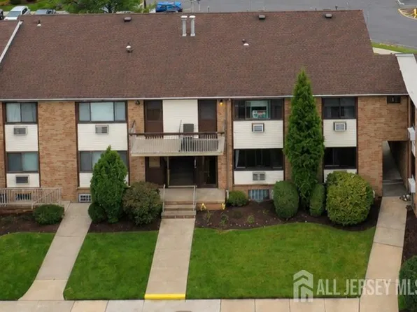 713 Cricket Ln, Woodbridge, NJ 07095