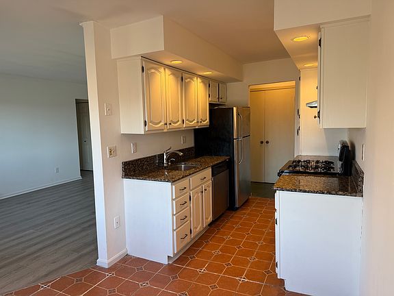 5th image of 111 Foxwood Cir