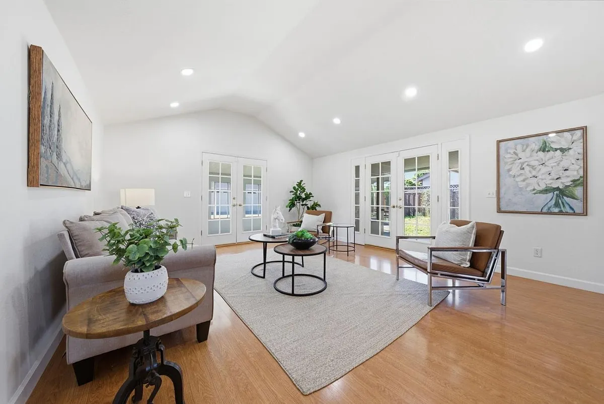 Family room (staged) - 3046 Greenwood Dr
