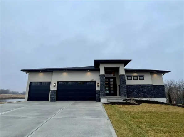 15934 S Twilight Ln, Olathe, KS 66062