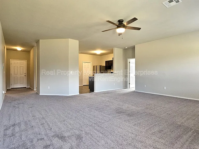 319 Waterside Dr — Photo 4