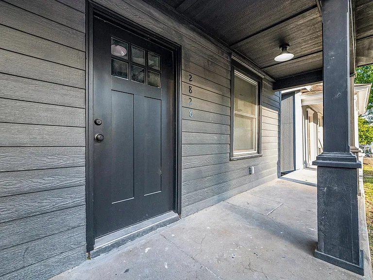 2828 Summit St — Photo 3