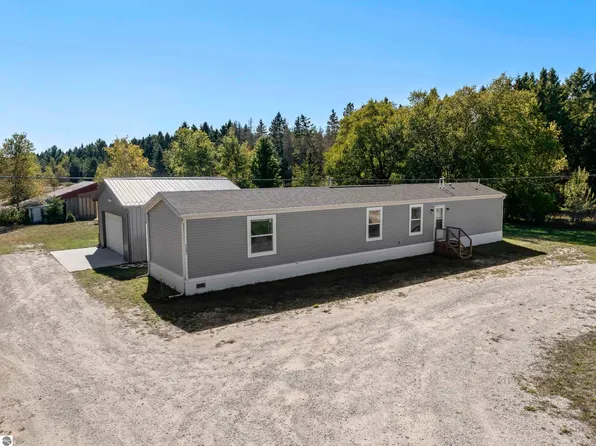 11261 Maple Rd, Beulah, MI 49617