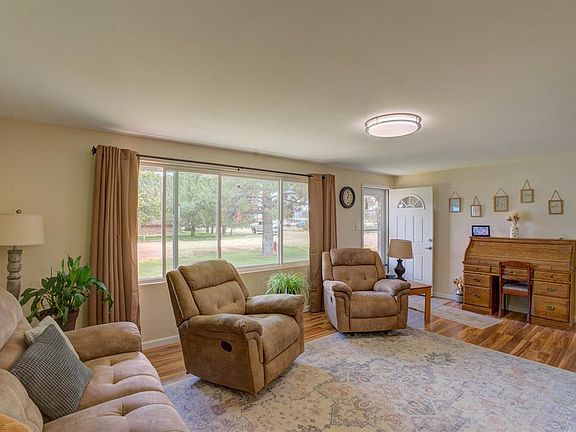 3rd image of 896 Bauer Avenue