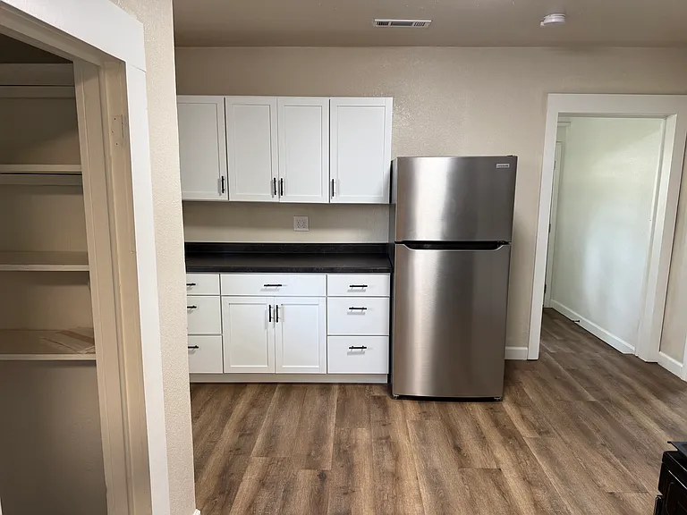 111 N Elm St — Photo 5