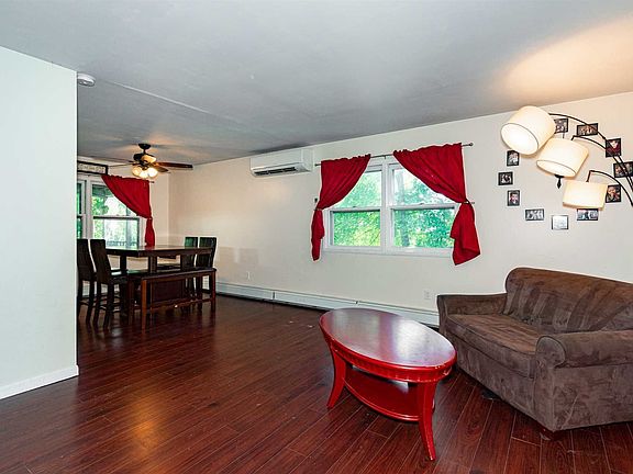 4th image of 63 Long Meadow Dr