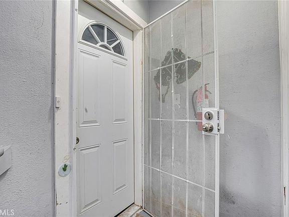 3rd image of 914 W 41st St