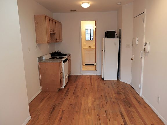 4th image of 320 E 6th St APT 1F