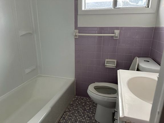 3rd image of 40 Denise Rd