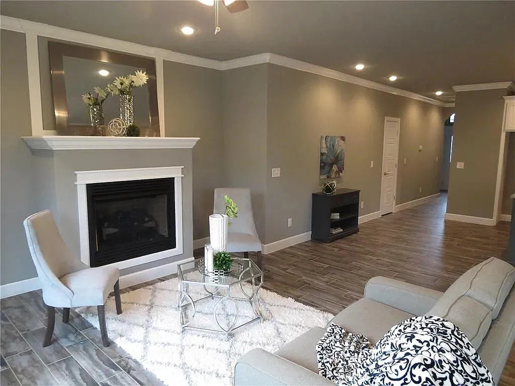 126 E Glendale Ln — Photo 1