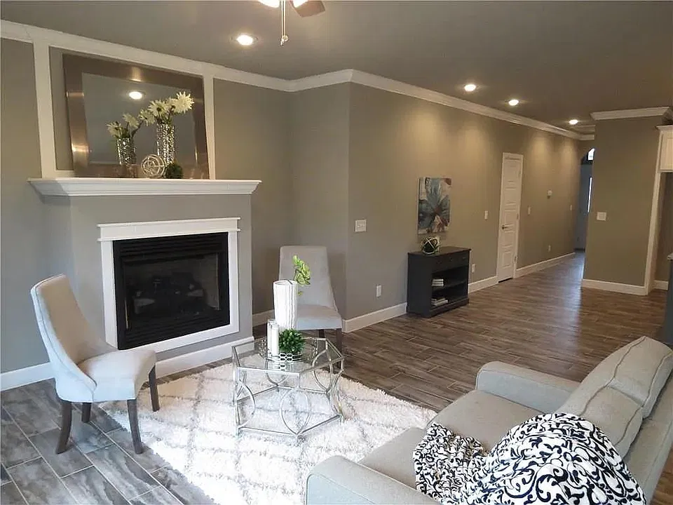 126 E Glendale Ln