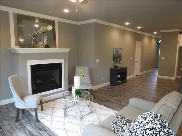 126 E Glendale Ln, Rogers, AR 72758