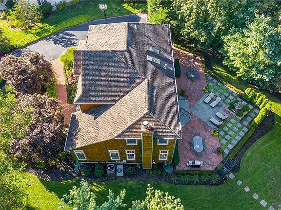 3rd image of 7 Saddle Brook Ct