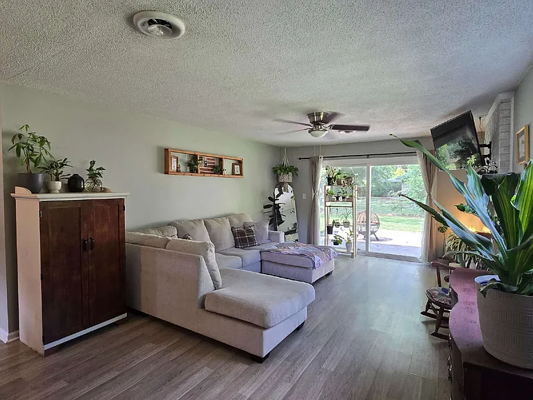 504 Dennis Rd — Photo 4