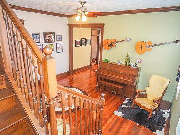 3rd image of 422 W Pearl St