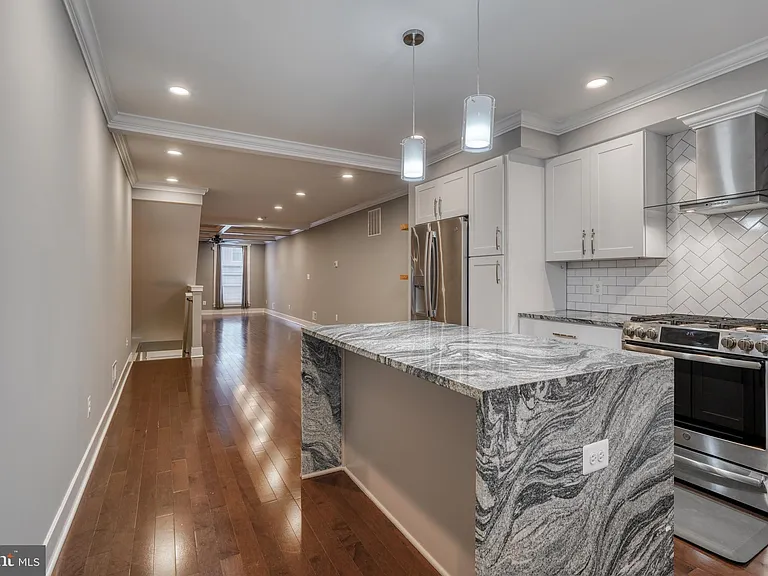 939 S Baylis St — Photo 15