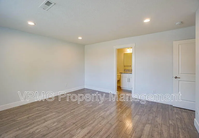 10703 NE 70th St #1 — Photo 20